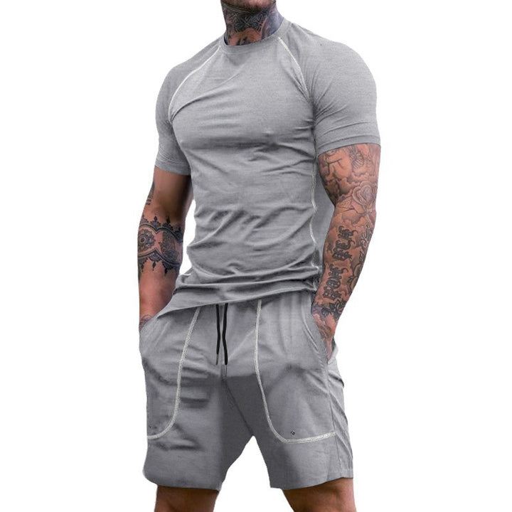 Herren nan et tætsiddende fritids sæt lavet af elastisk jersey med kortærmet skjorte og snøre shorts Skovae