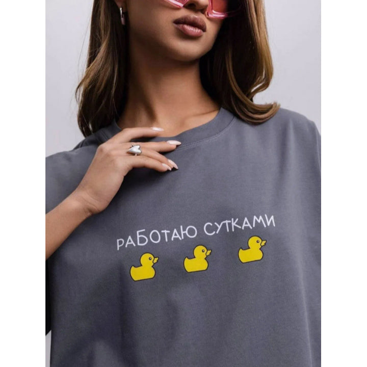Dame T-shirt med sjov andemotiv og afslappet pasform Stilla
