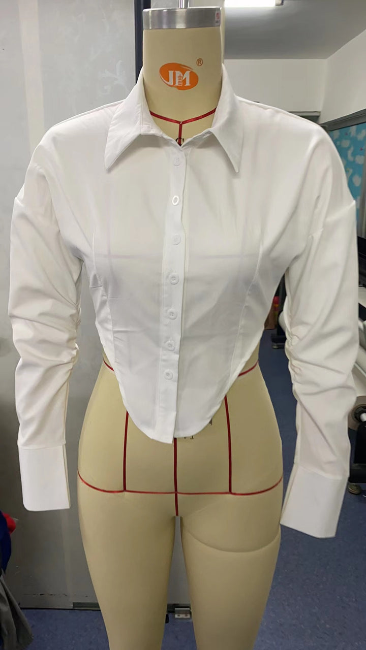 Dame mode bluse med elegant figursyet snit og klassisk krave Skovae