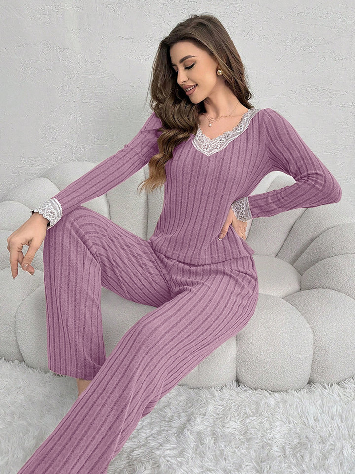 Dame Elegant og komfortabelt pyjamasæt med spidselementer Stilla