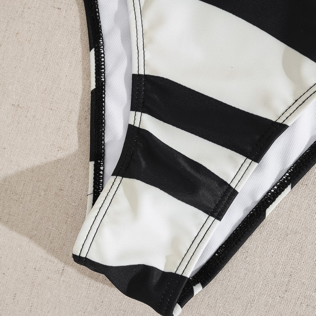Dame bandeau-bikini med moderigtige spænde-detail og asymmetrisk snit Skovae