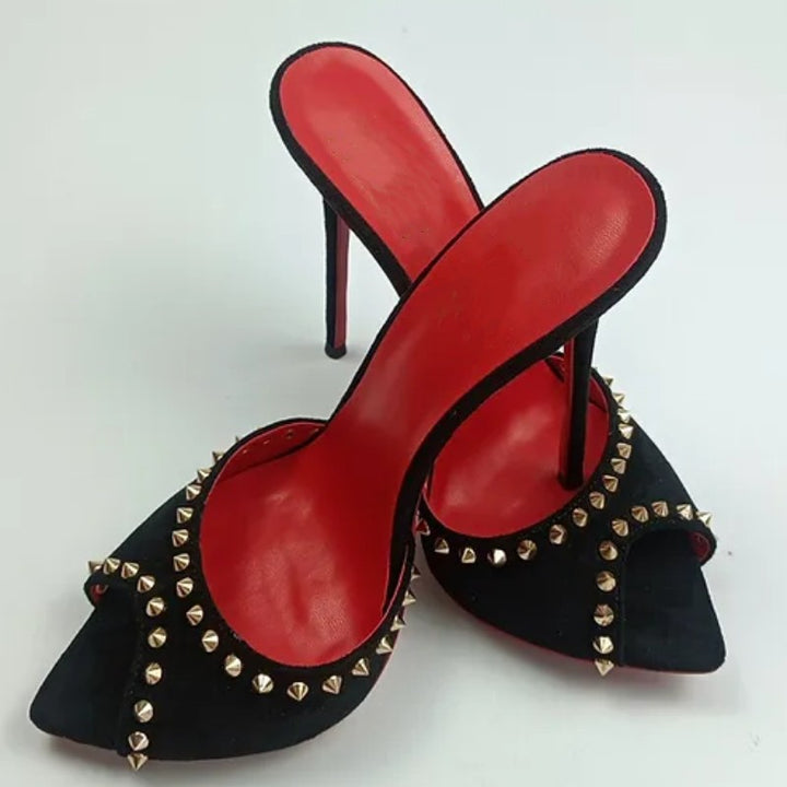 Femme Elegante Stiletto Slide Sandaler med Nittepynt Stilla