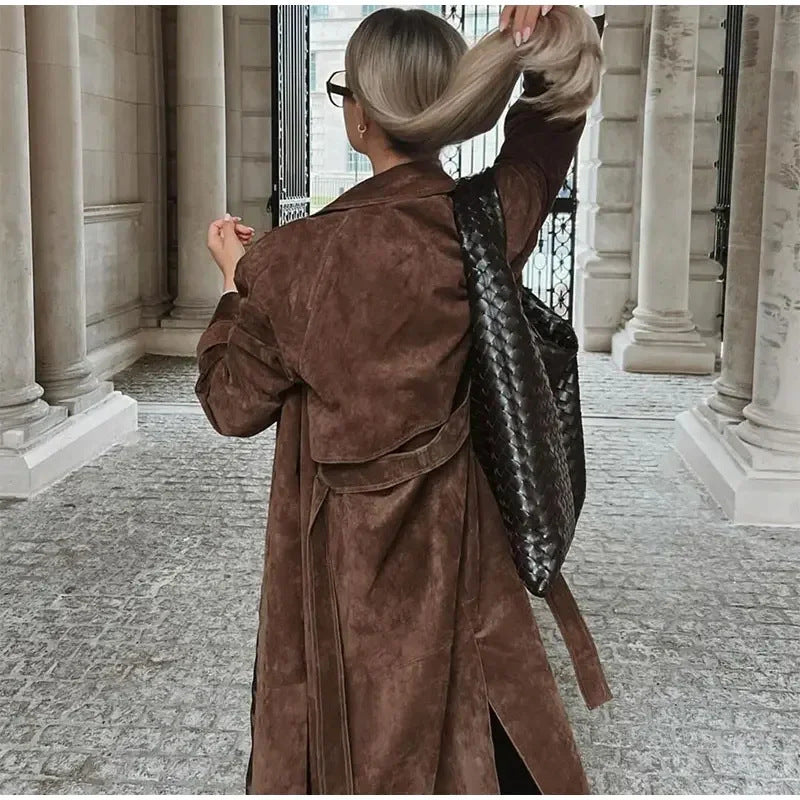 Kvinders elegante og tidløse ruskinds trench coat Stilla