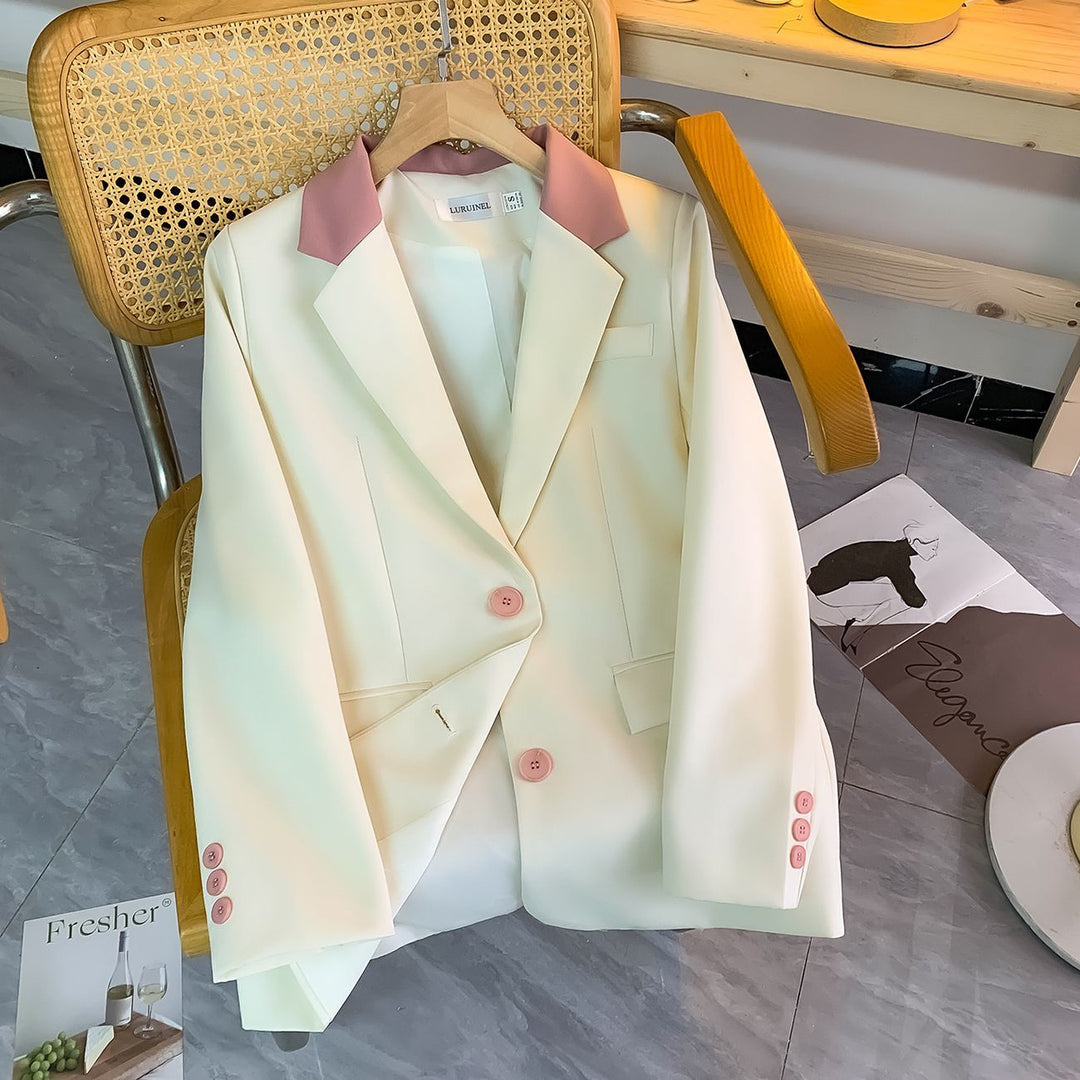 Kvindernes stilfulde blazer med elegant krave og særlige knapdetaljer Stilla