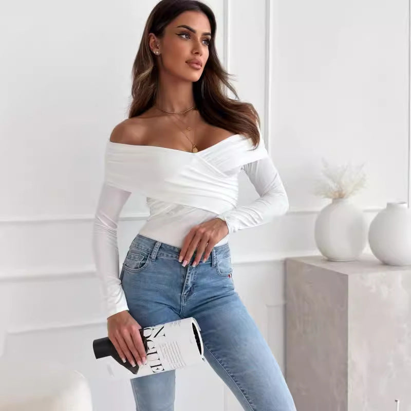 Dame top med off-shoulder design og draperet applikation Stilla