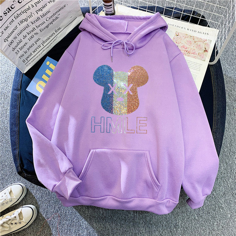 Kvinders hoodie med kunstnerisk bjørnemotiv Skovae