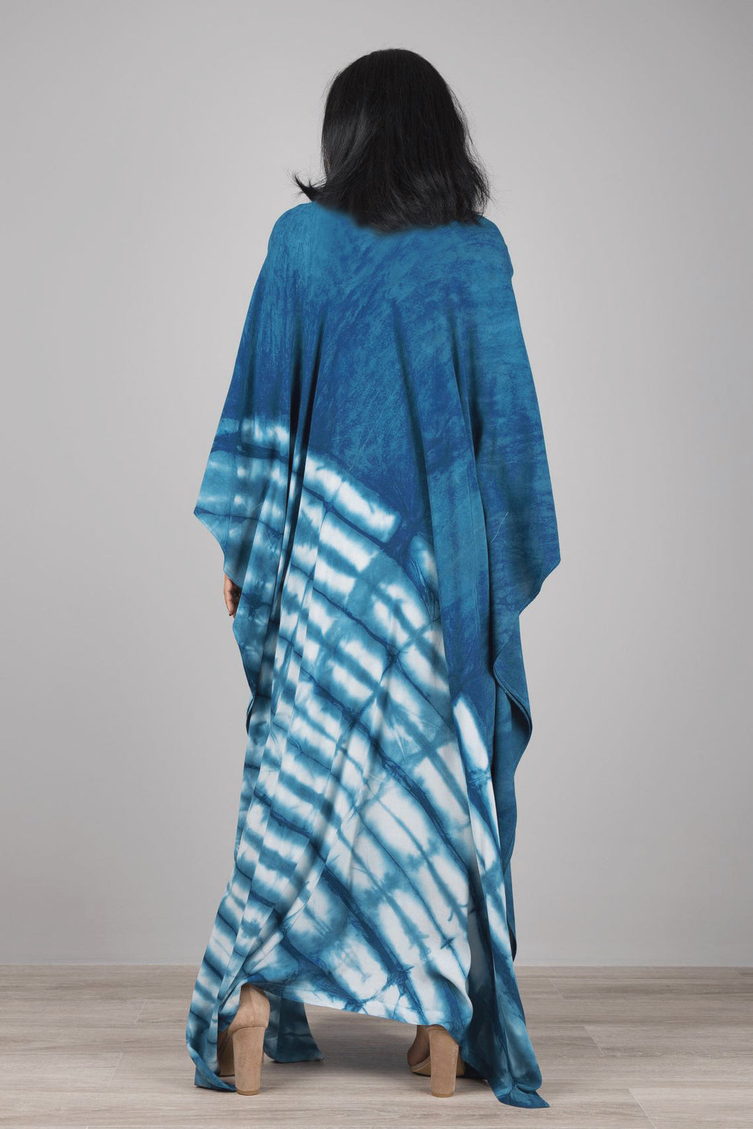Dame Kaftan med kunstnerisk batikdesign og generøs pasform Stilla