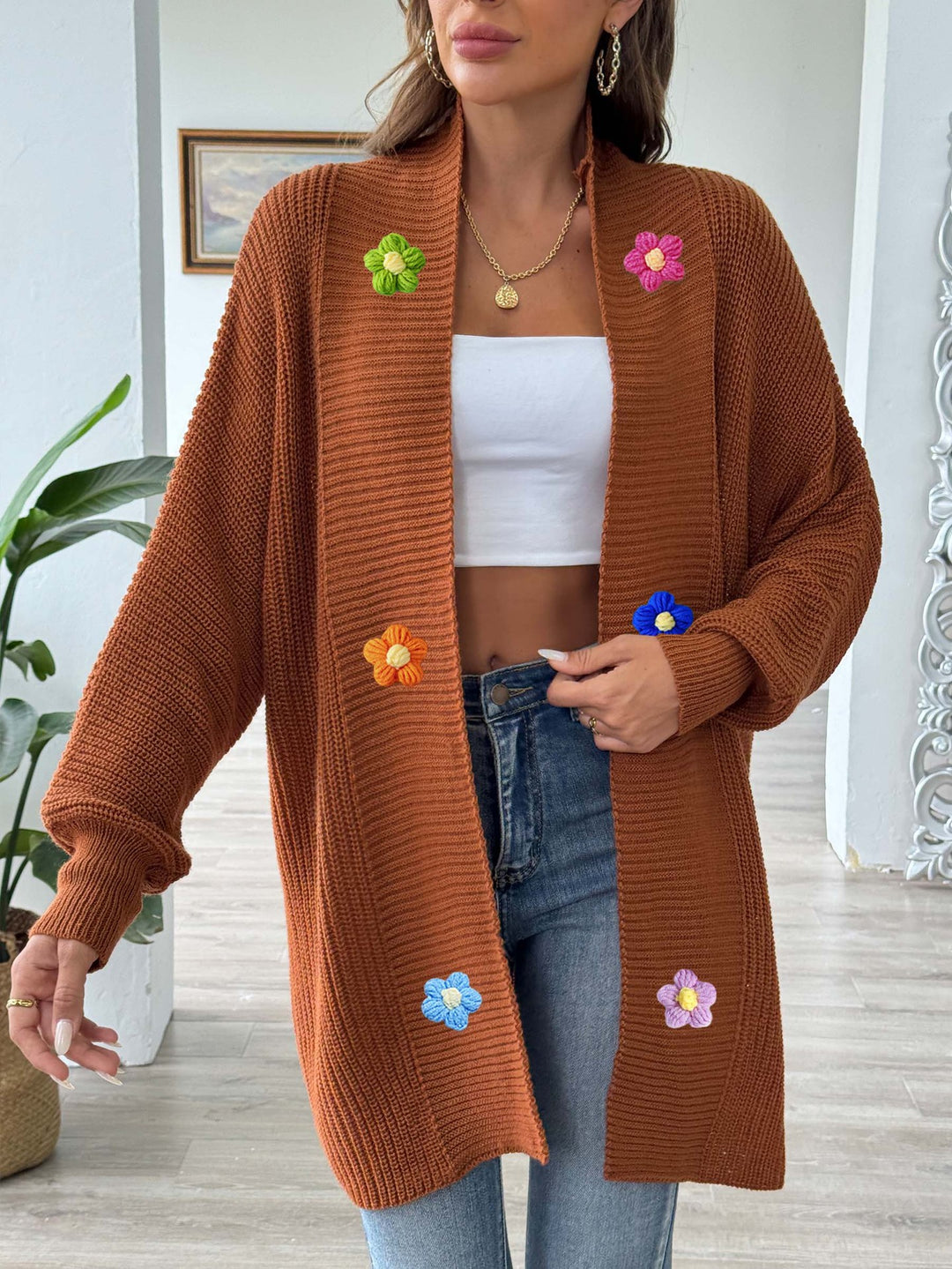 Dame strikketrøje med farverige blomsterapplikationer Stilla
