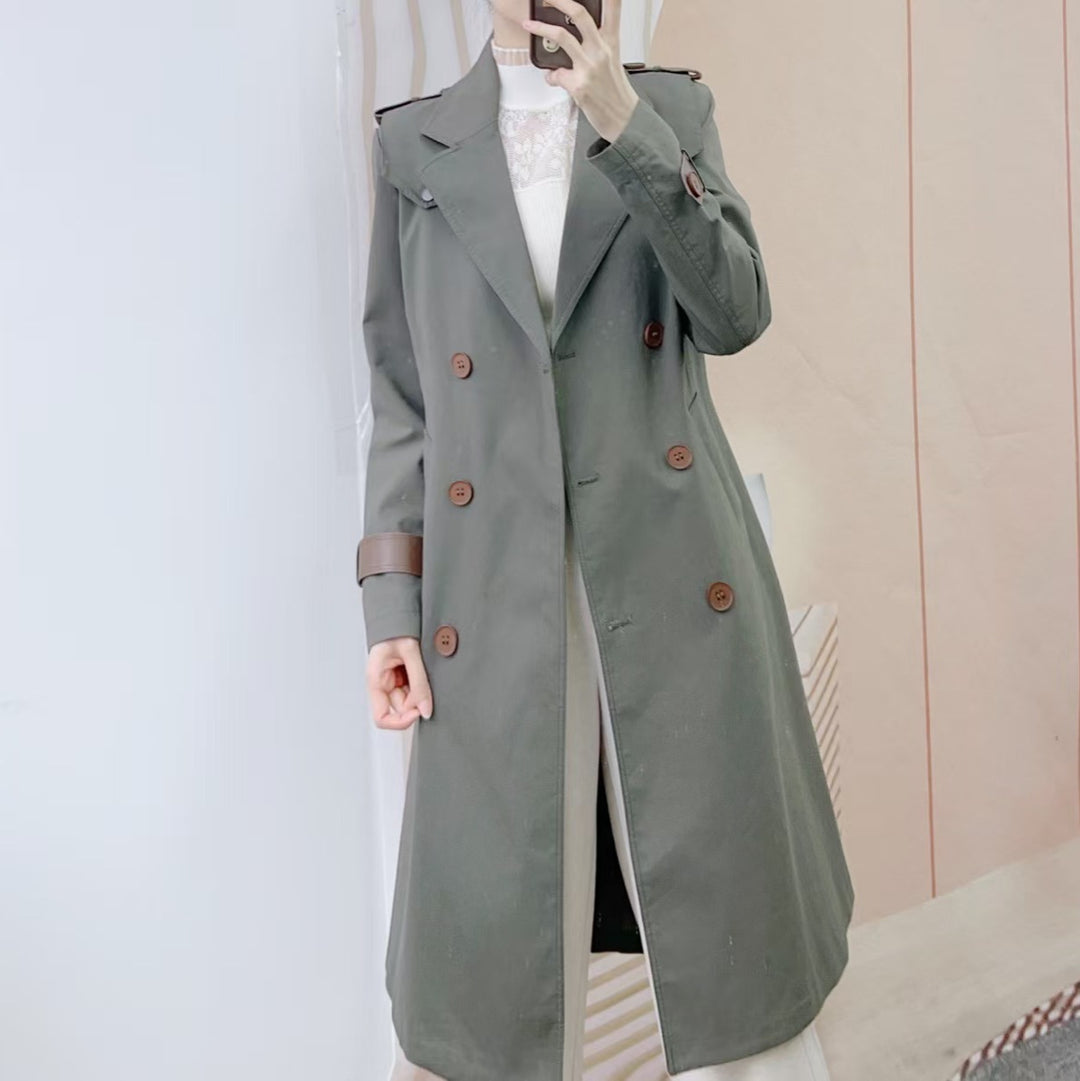 Dame trenchcoat med dobbelte knaplukninger og detaljearbejde Stilla