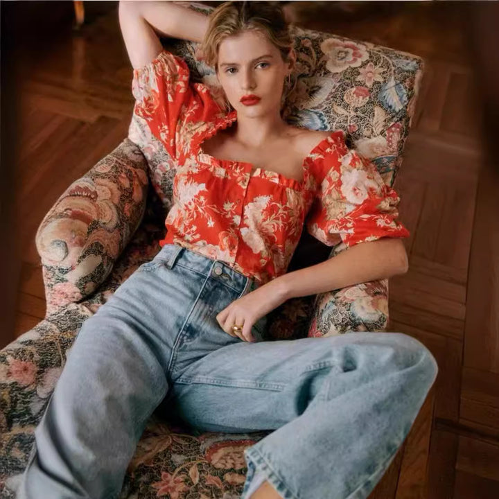 Damebluse i romantisk vintage-stil med blomstermønster og voluminøse pufærmer Stilla