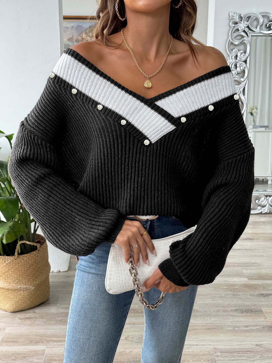 Dame elegant strikpullover med moderne V-udskæring og perleudsmykning Stilla