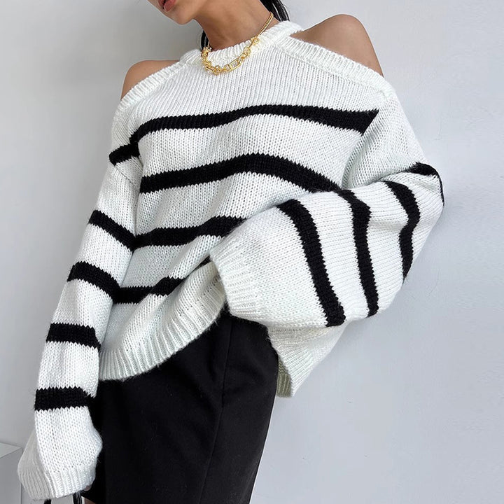 Kvindes oversized pullover med åben skulderdesign og stribemønster Stilla