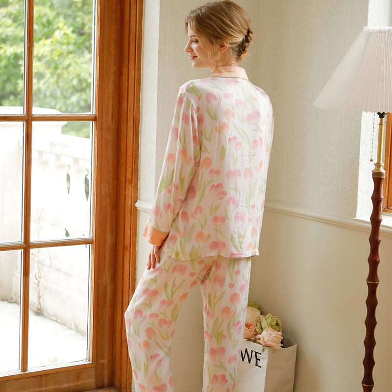Dame satin pyjamasæt med delikat blomsterdesign og komfortabel pasform Stilla