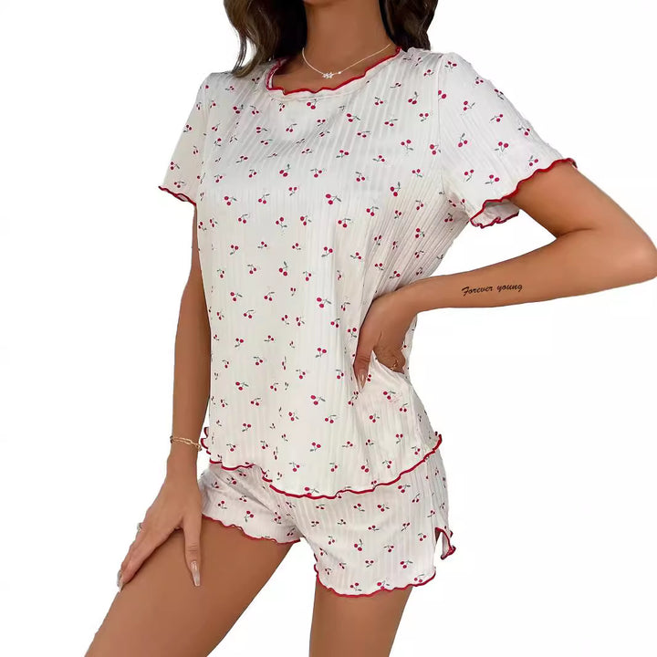Dame pyjamasæt med elegant blonderdetail og muntert kirsebærmønster Stilla