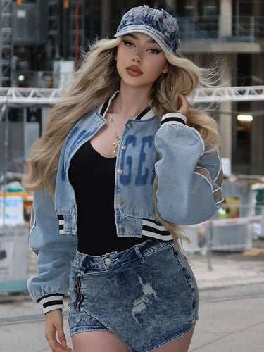 Dame Trendy Cropped Jeansjakke med broderet skrift og sporty design Stilla