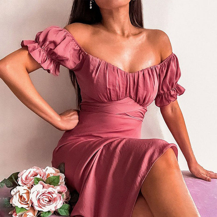 Dame minikjole med skulderfri puffærmer og elegant split Stilla