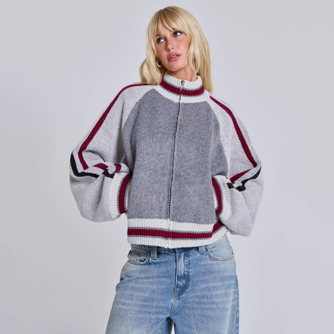 Kvinders stilfulde og komfortable strikket sweater med holdmærke Stilla