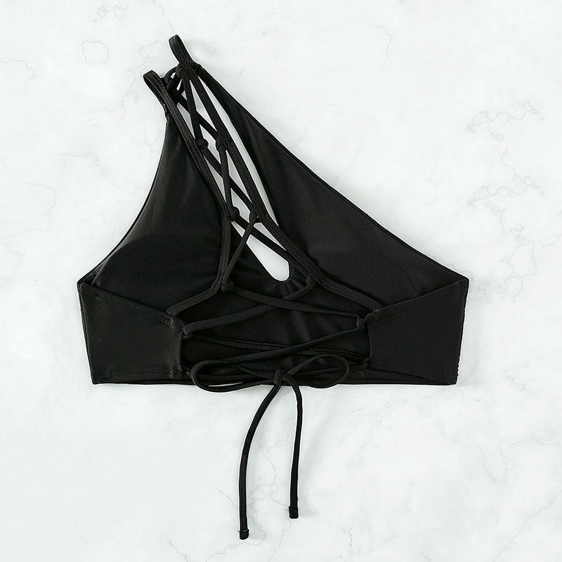 Dame Cropped Badetop med asymmetrisk design og elegant cut-out Skovae