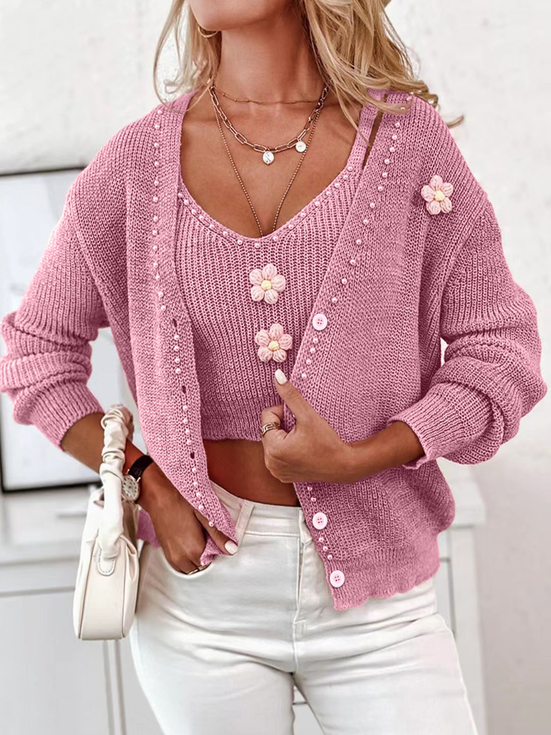 Dame moderigtig strikcardigan med florale applikationer og perle detaljer Stilla