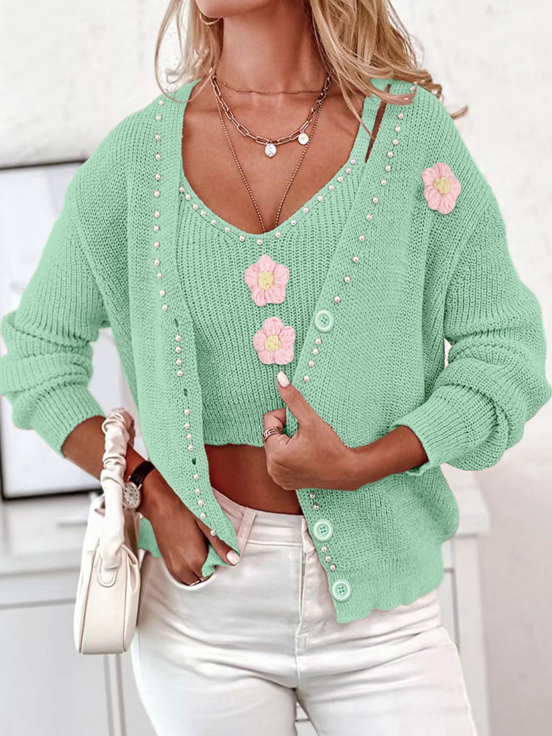 Dame moderigtig strikcardigan med florale applikationer og perle detaljer Stilla