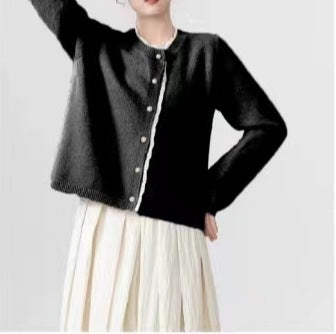 Kvinders cardigan med blonder og smukke perleknapper Stilla