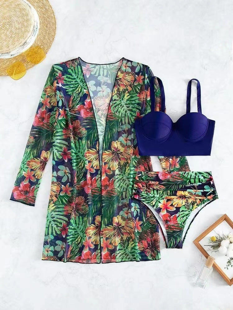 Dame strandoutfit med floralt cover-up og højt skåret bikini Stilla