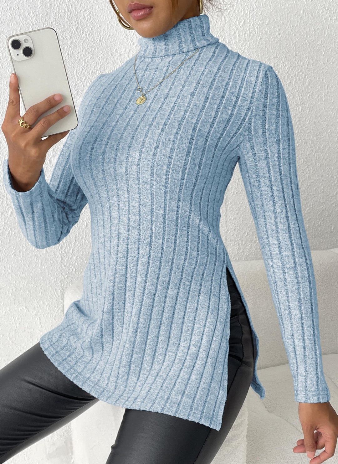 Dame rullekrave sweater med struktureret overflade og fashionable sidelæg Stilla