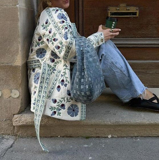 Dame quiltet blousonjakke med florale broderier og elegante knapper Stilla