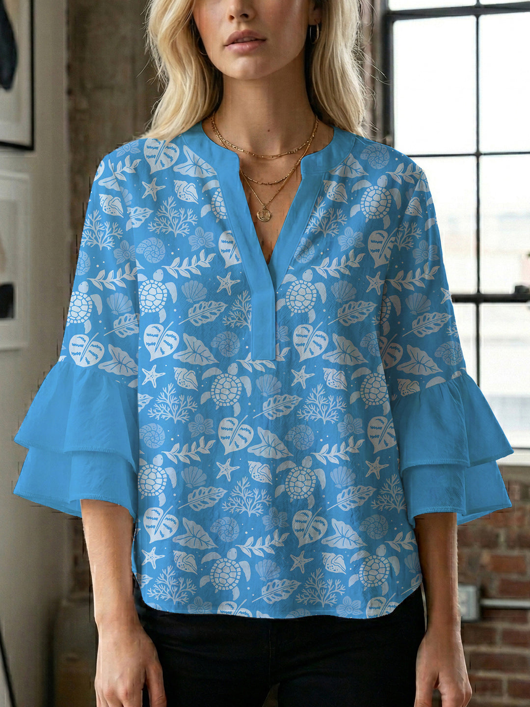 Damebluse med voluminøse rynkede ærmer og moderne motiv Skovae