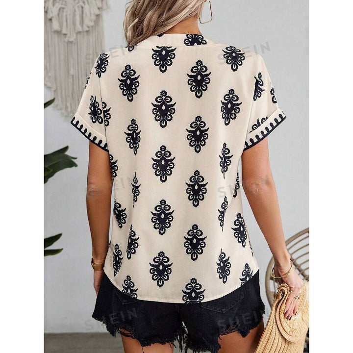 Dame kortærmet bluse med flydende snit og floral design Stilla