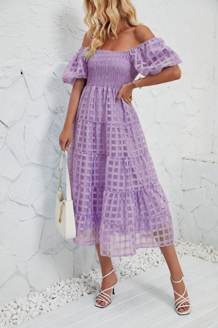 Dame Midikjole med Off-Shoulder-design og luftige Puffærmer Stilla