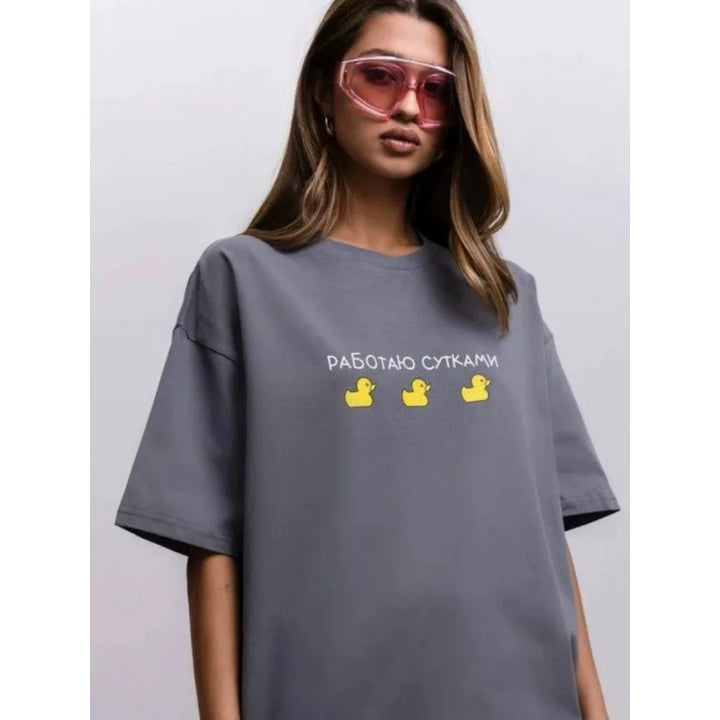 Dame T-shirt med sjov andemotiv og afslappet pasform Stilla
