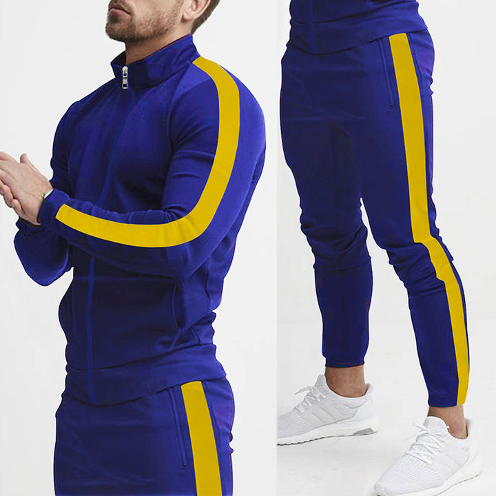 Herren nan et tætsiddende sportsuit med ståkrave, fuld lynlås og smal sportsbuks med sidestribe Skovae