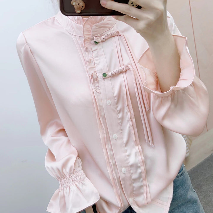 Damebluse med kunstnerisk rynkedesign og elegant knapdetalje Stilla