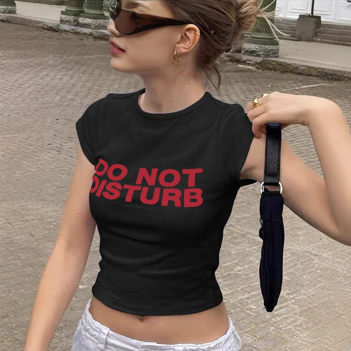 Dame Crop-T-shirt med iøjnefaldende grafisk design og frækt statementtryk Skovae