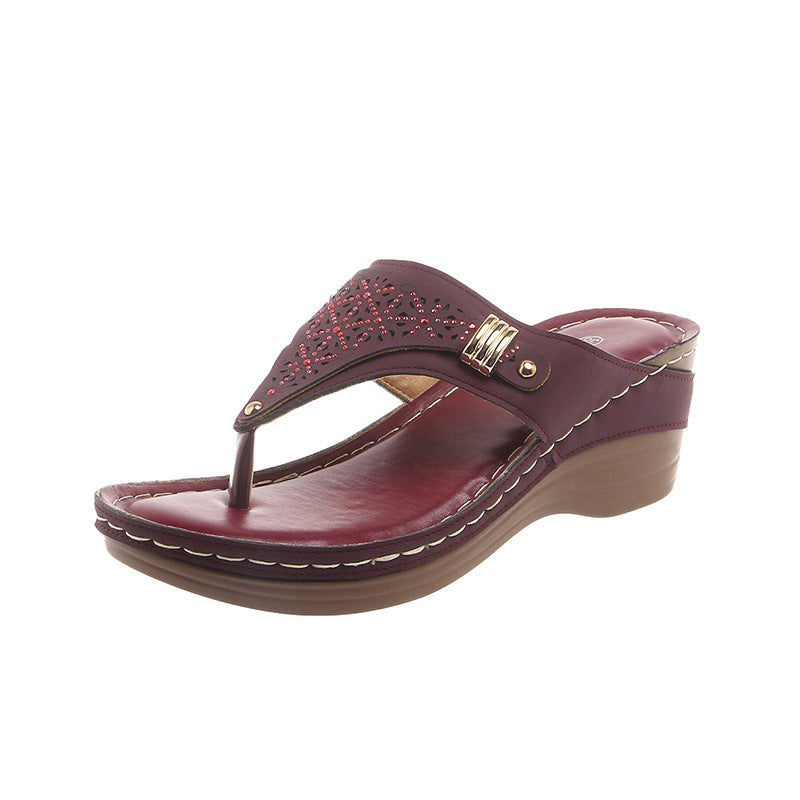 Dame flip-flops med moderne cut-out-design og behagelig wedge-sål Stilla