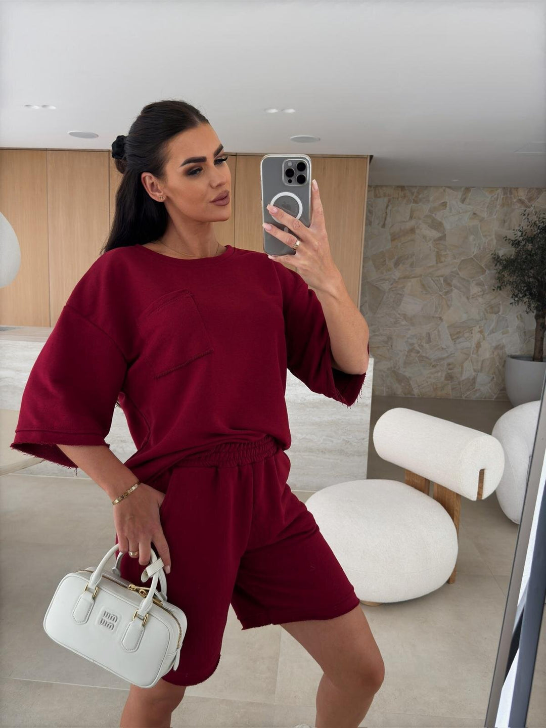 Kvinders afslappede loungedragt med oversized top og komfortable shorts