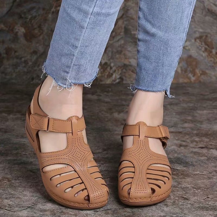 Dame nan lukkede Slingback-sandal med perforeret overdel, ergonomisk komfortfodsål og let kilehæl Skovae
