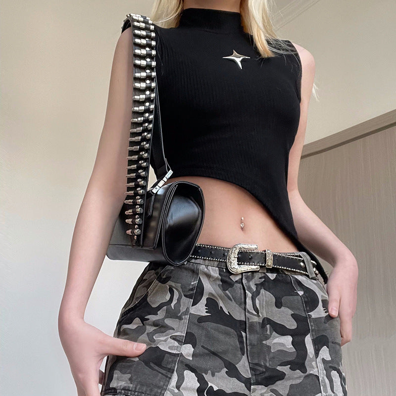 Dame asymmetrisk crop-top med moderne design og dekorative detaljer Skovae