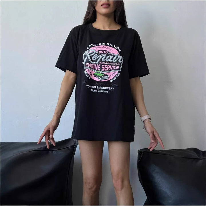 Dame T-shirt med kreativ bil-service-design og afslappet pasform Stilla