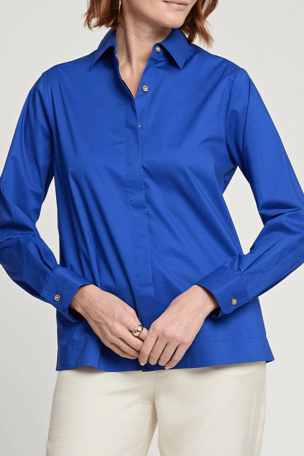 Dame klassisk langærmet bluse med elegant knapliste og moderne snit Stilla