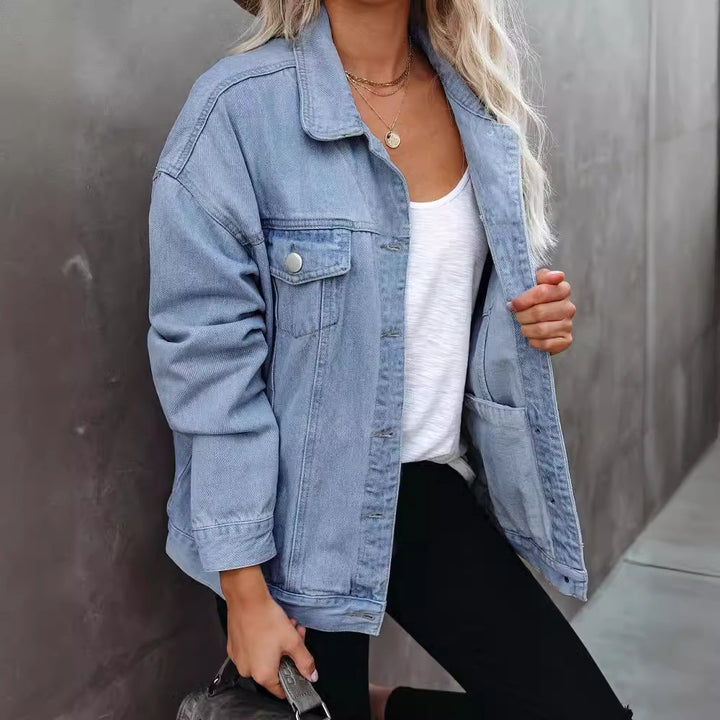 Kvinders afslappede denimjakke i oversized pasform med brystlommer Stilla