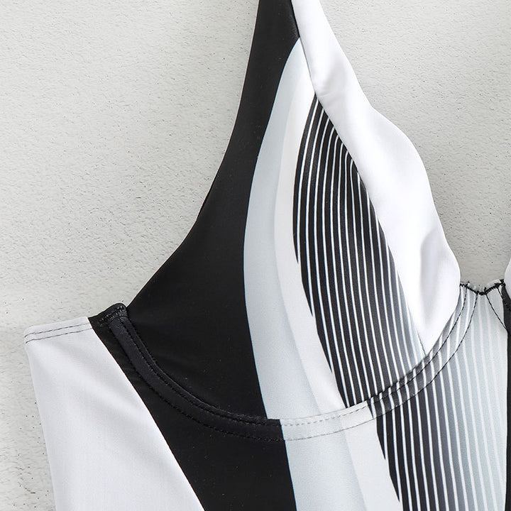 Dame one-piece badedragt med stilfuldt geometrisk design Skovae