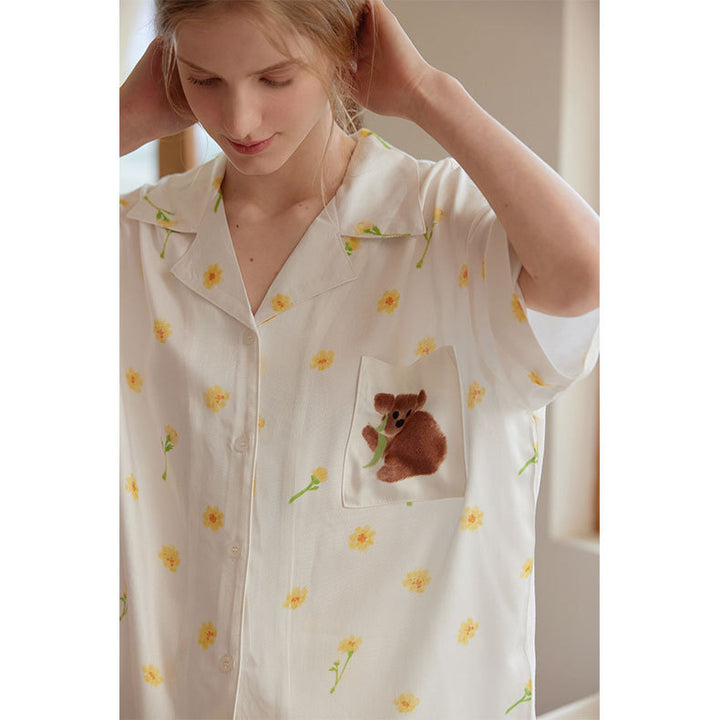 Dame natkjolebluse med legende dyremotiv og blomsterdetalje Stilla