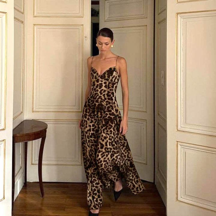 Dame maxikjole med dyb v-udskæring og elegant leopardmønster Skovae