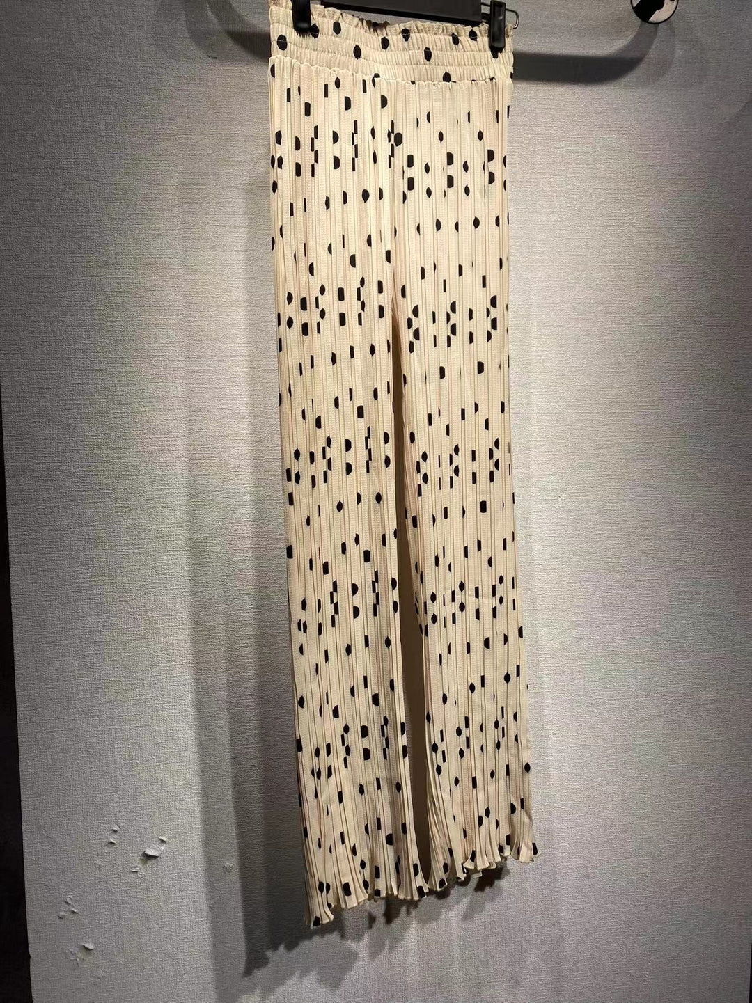 Damebluse i trendy punktmønster med elegante pufærmer og høj krave Stilla