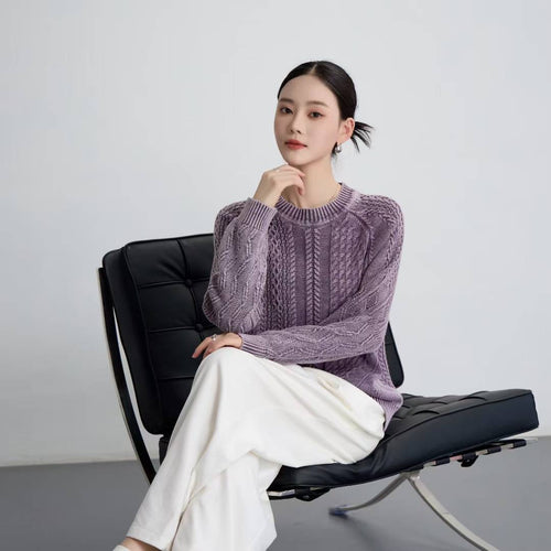 Kvindes fashionable sweater med tekstureret kabeldesign og rund halsudskæring Stilla