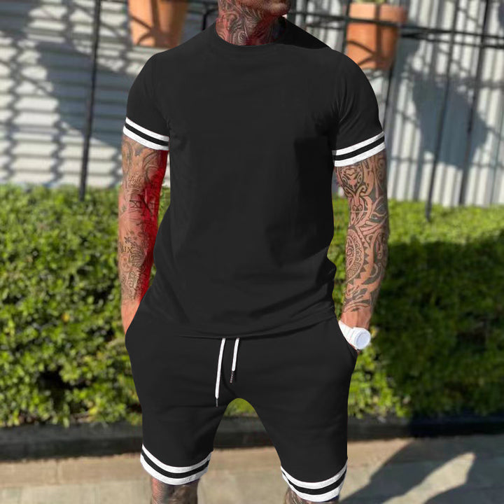 Herre nan sporty fritidssæt lavet af bomuldsjersey med rundhalset t-shirt og snore shorts Skovae