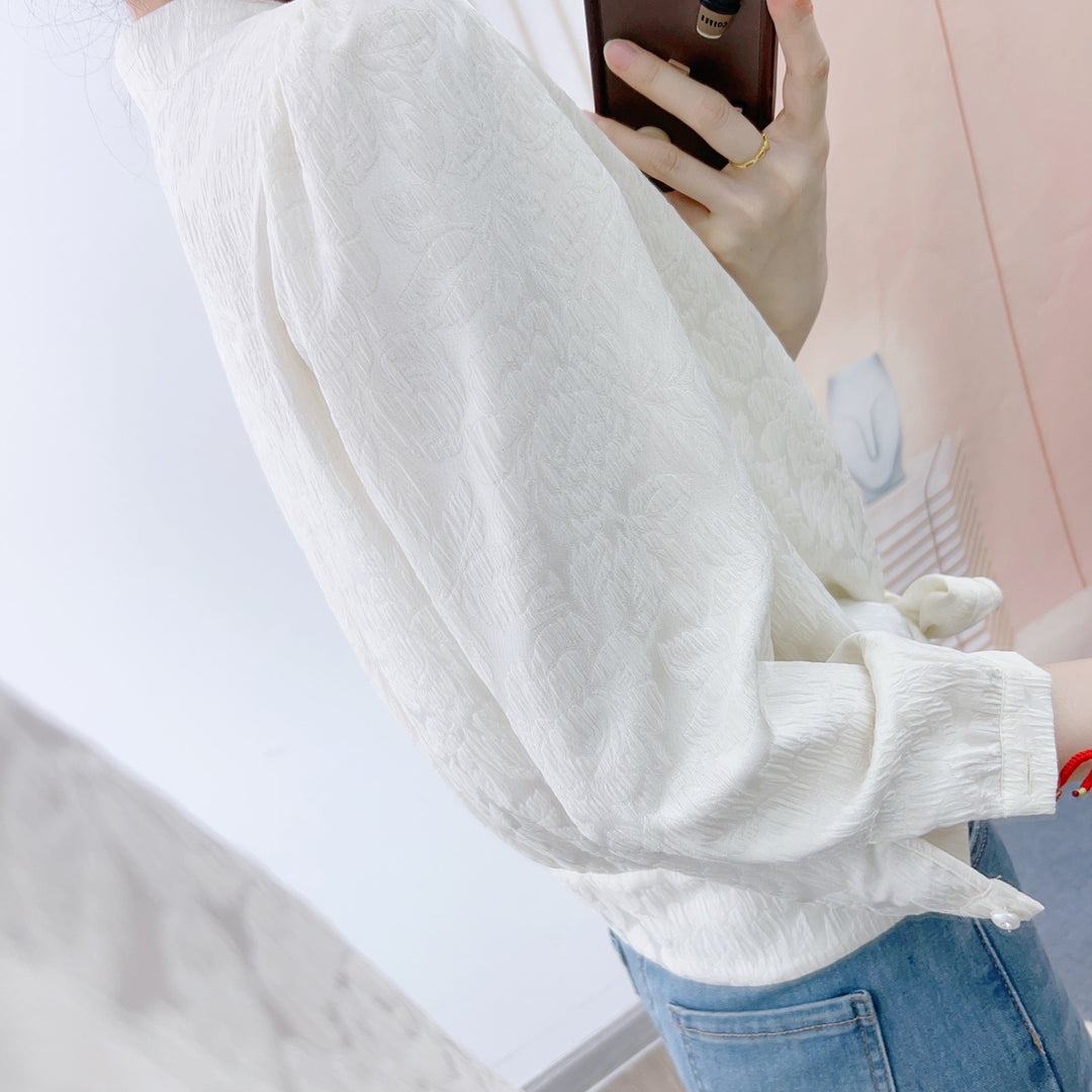 Damebluse med moderne bånd og perleknapper Stilla