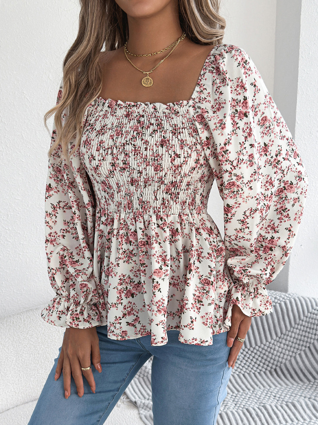 Damebluse med bred pasform og florale detaljer Stilla